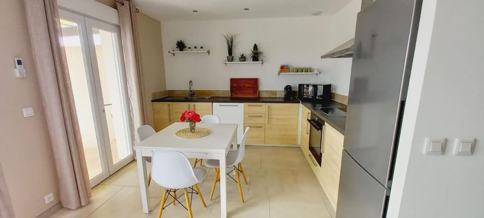 Kitchen or kitchenette, Dining area, dishwasher, oven, stove