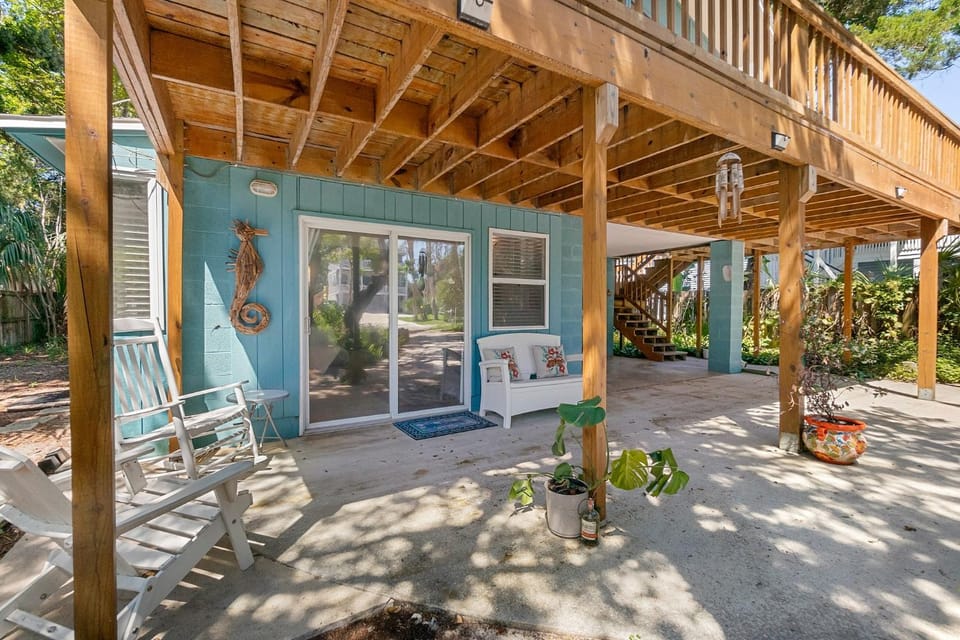 Turtle Hideaway- Walk to Beach & Pier Apartment in Vilano Beach