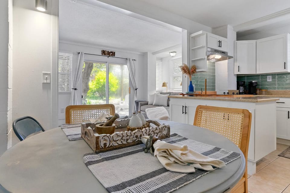 Turtle Hideaway- Walk to Beach & Pier Apartment in Vilano Beach
