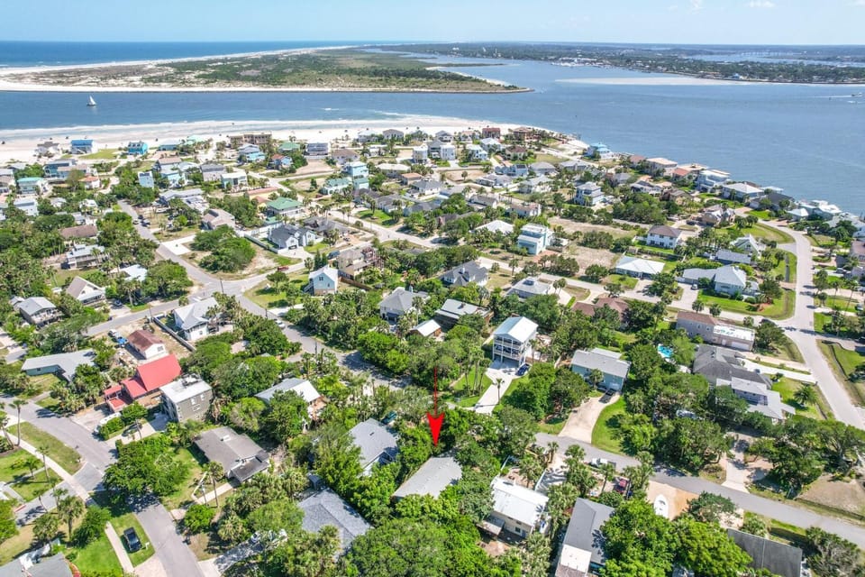 Turtle Hideaway- Walk to Beach & Pier Apartment in Vilano Beach