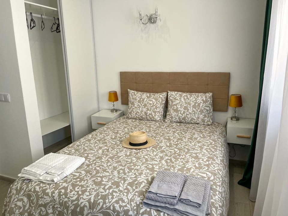 Bed, Bedroom, towels, wardrobe