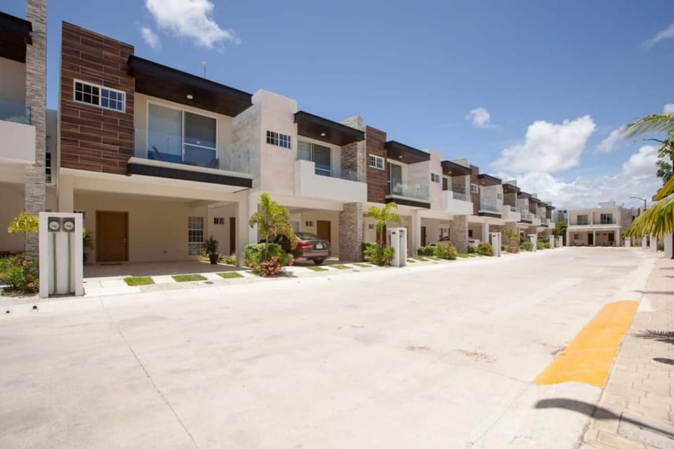 Casa Caribe 10min to Beach, WIFI 100MB,3Pools,Gym House in Playa del Carmen