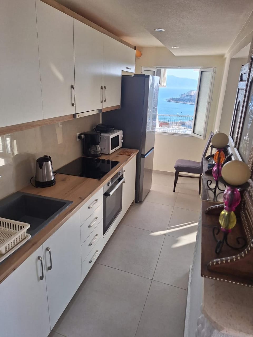 Coffee/tea facilities, Kitchen or kitchenette, Dining area, minibar, oven, stove, toaster