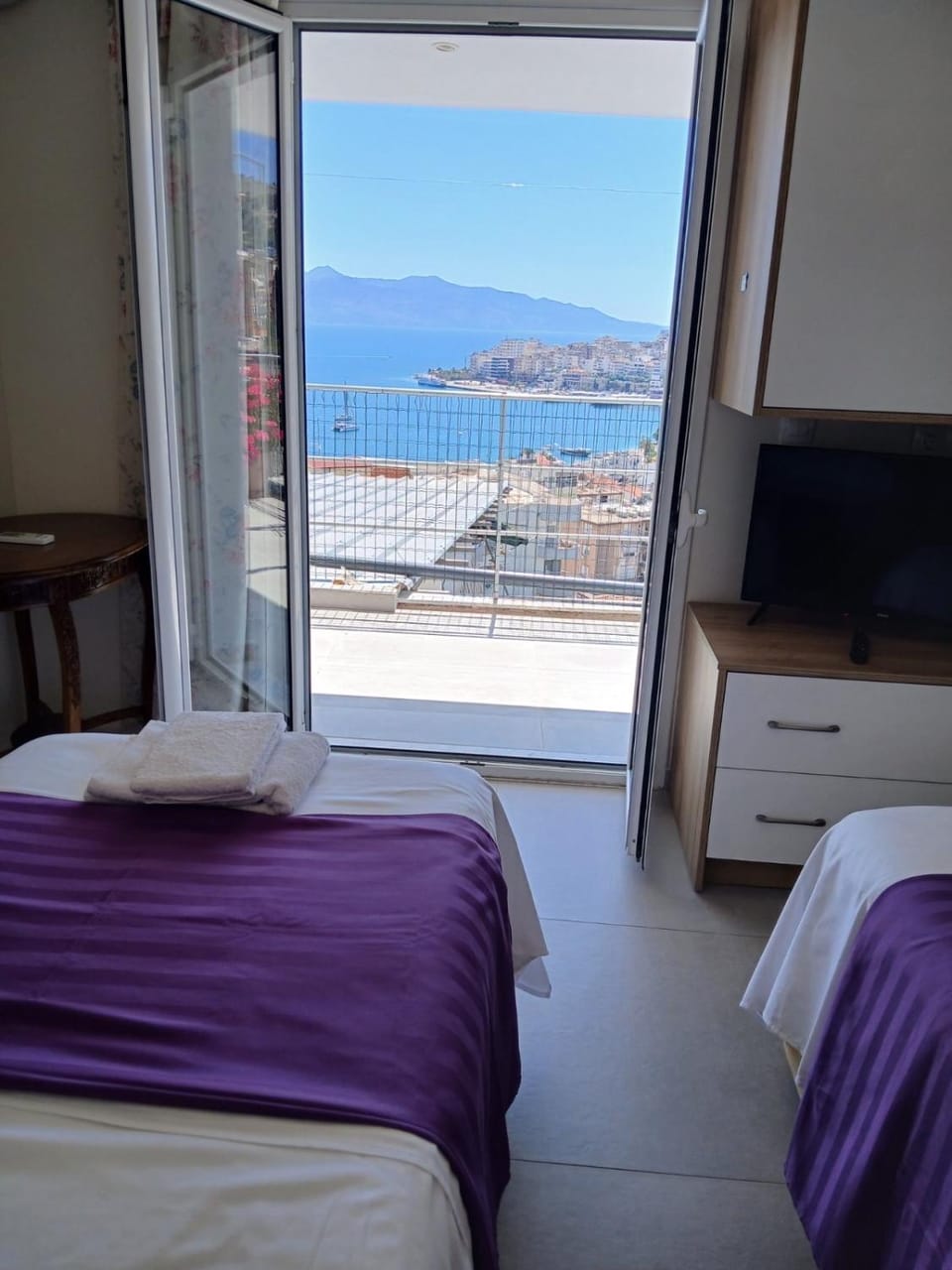 Communal lounge/ TV room, Bed, Natural landscape, TV and multimedia, View (from property/room), Balcony/Terrace, Photo of the whole room, Evening entertainment, Bedroom, Mountain view, Sea view