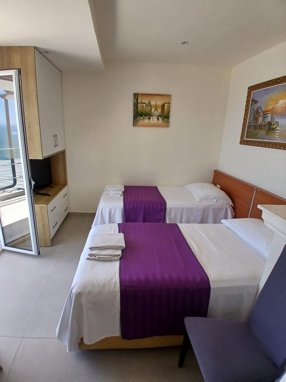 Bed, TV and multimedia, Photo of the whole room, Bedroom, towels