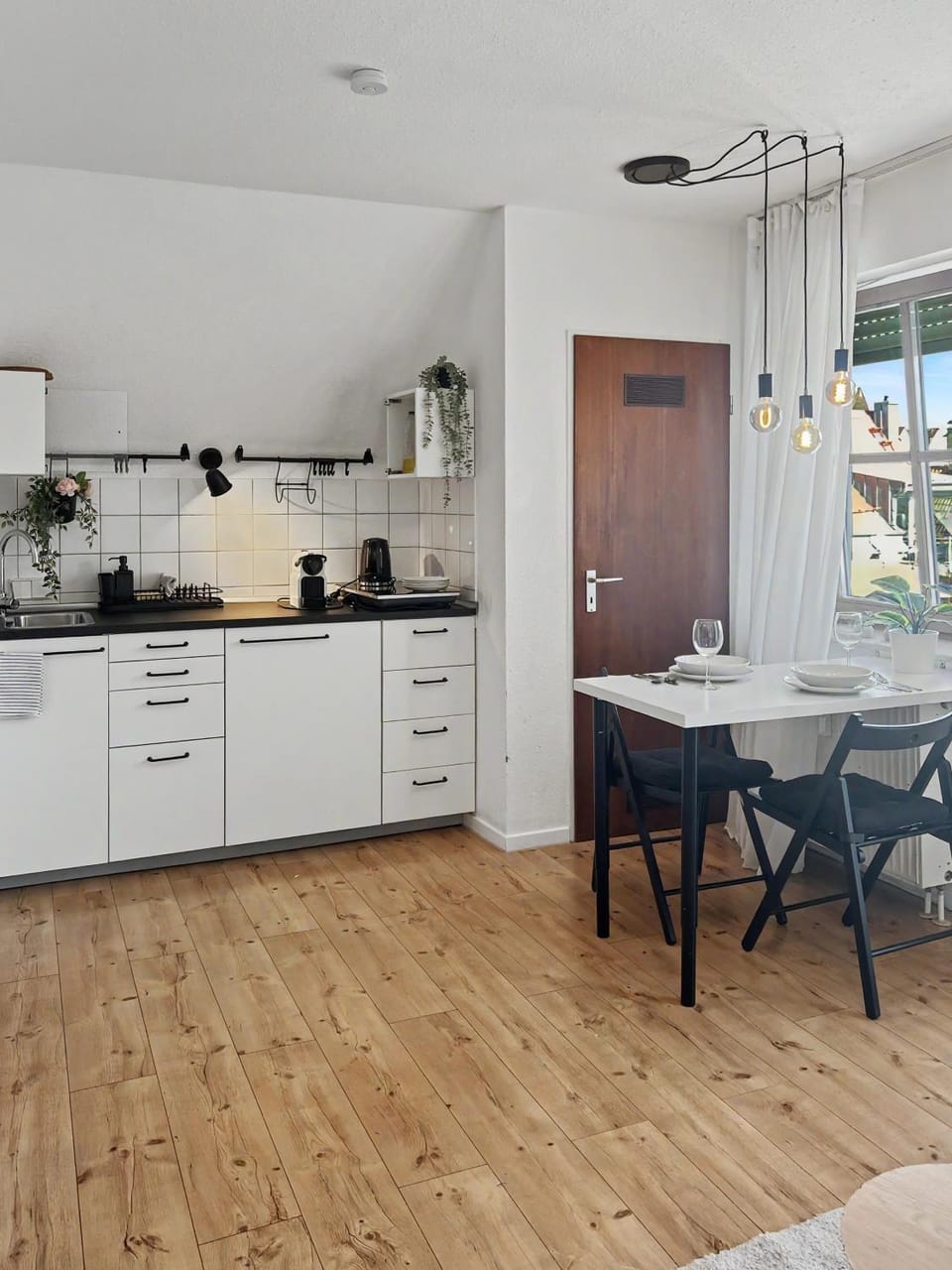 Kitchen or kitchenette, Dining area, stove