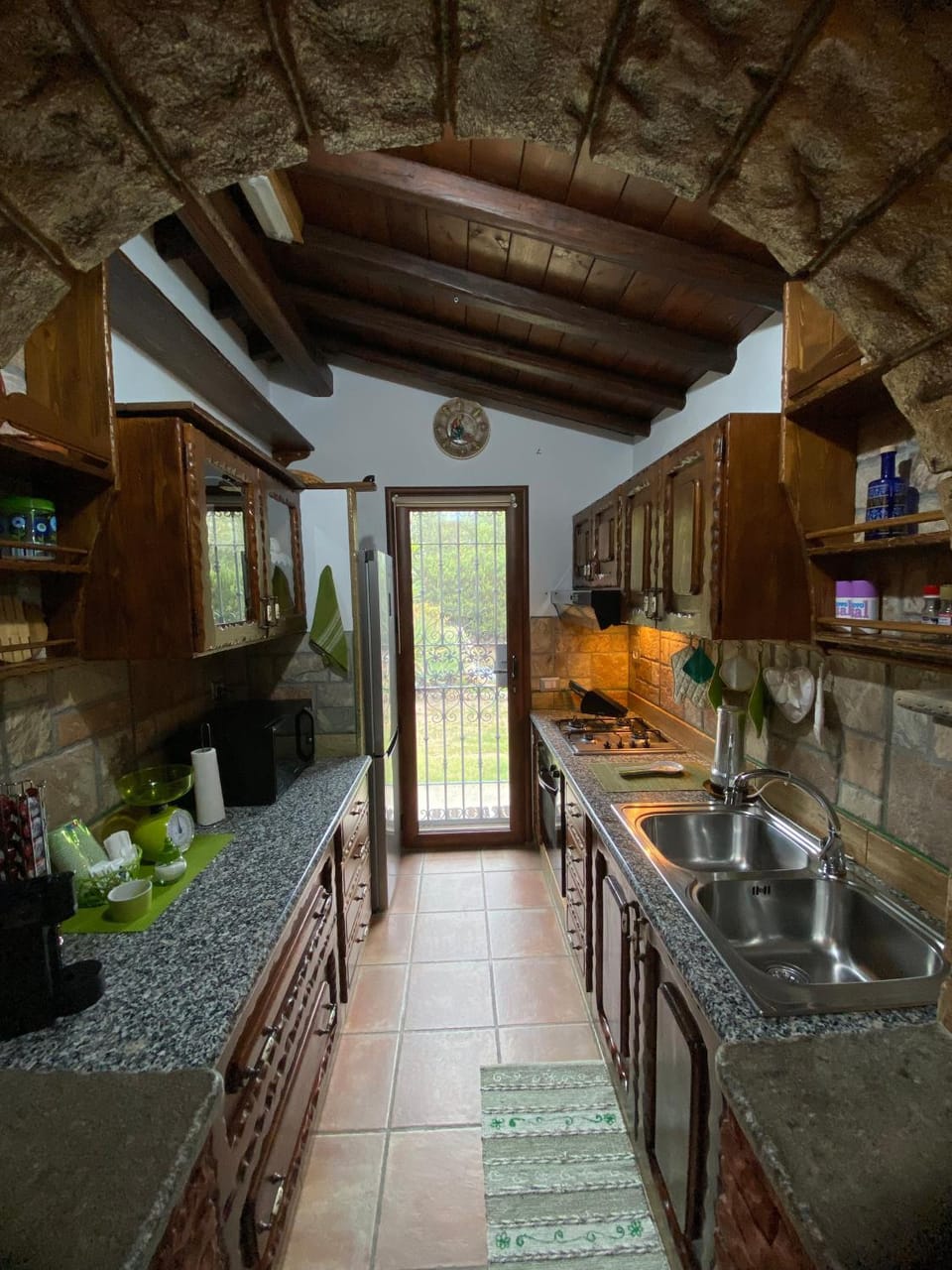 Kitchen or kitchenette, minibar, stove