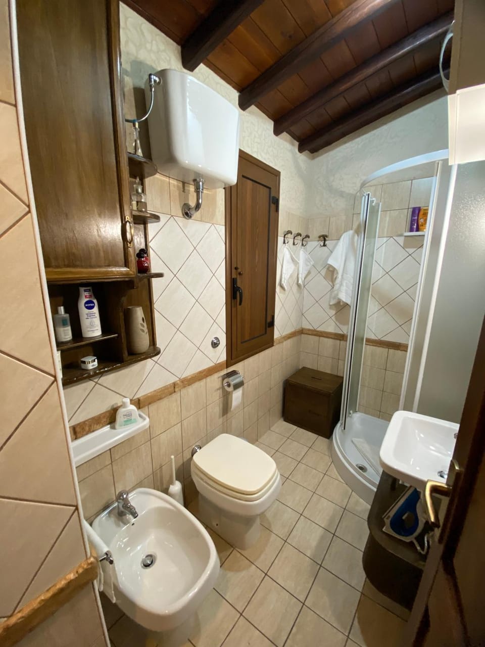 Shower, Toilet, Bathroom, bidet, towels