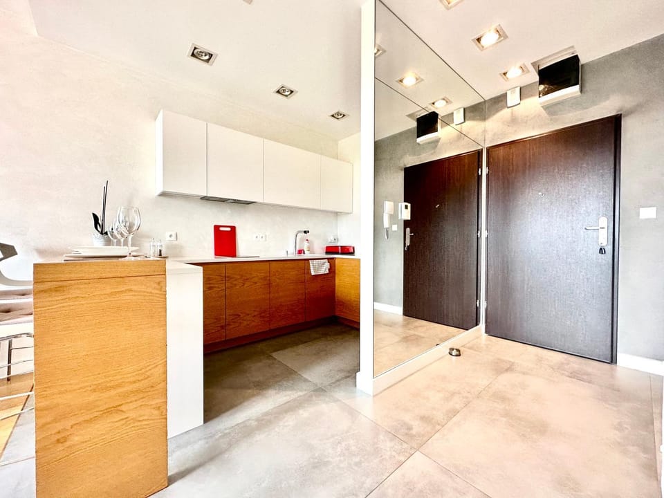 PODWALE 2 Apt 54 - Self Check-In 20h - Parking & Lift Apartment in Wroclaw