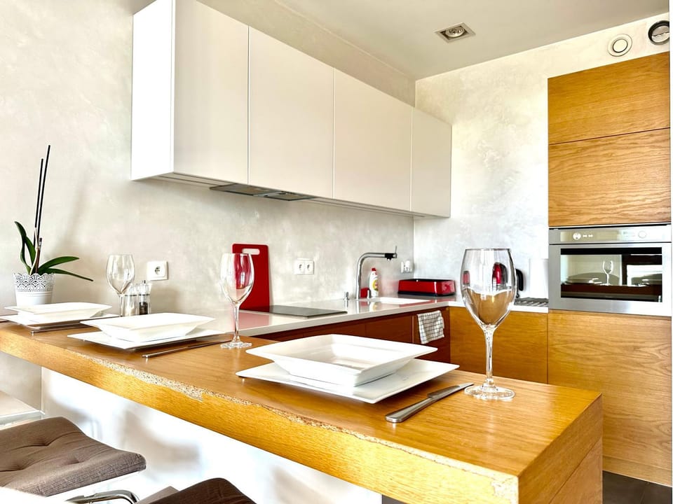 PODWALE 2 Apt 54 - Self Check-In 20h - Parking & Lift Apartment in Wroclaw
