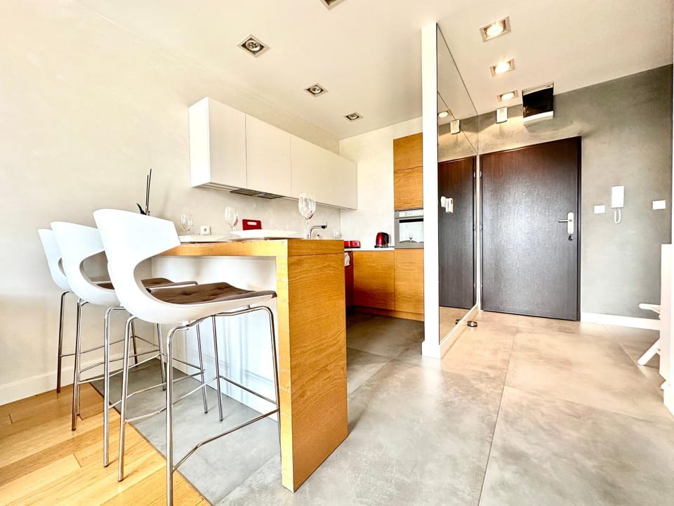PODWALE 2 Apt 54 - Self Check-In 20h - Parking & Lift Apartment in Wroclaw