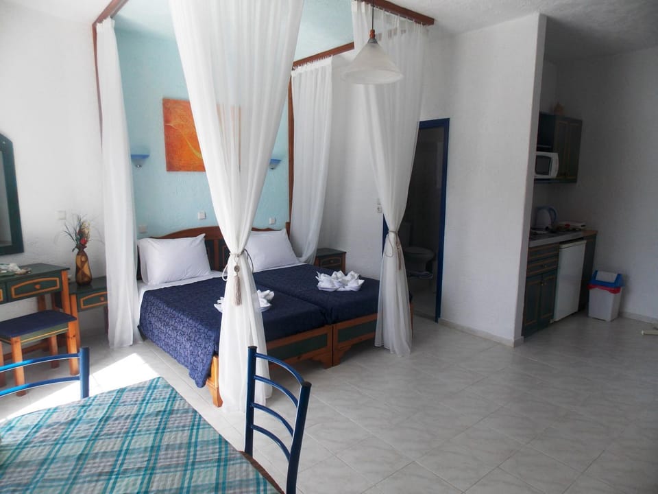 Bed, Dining area