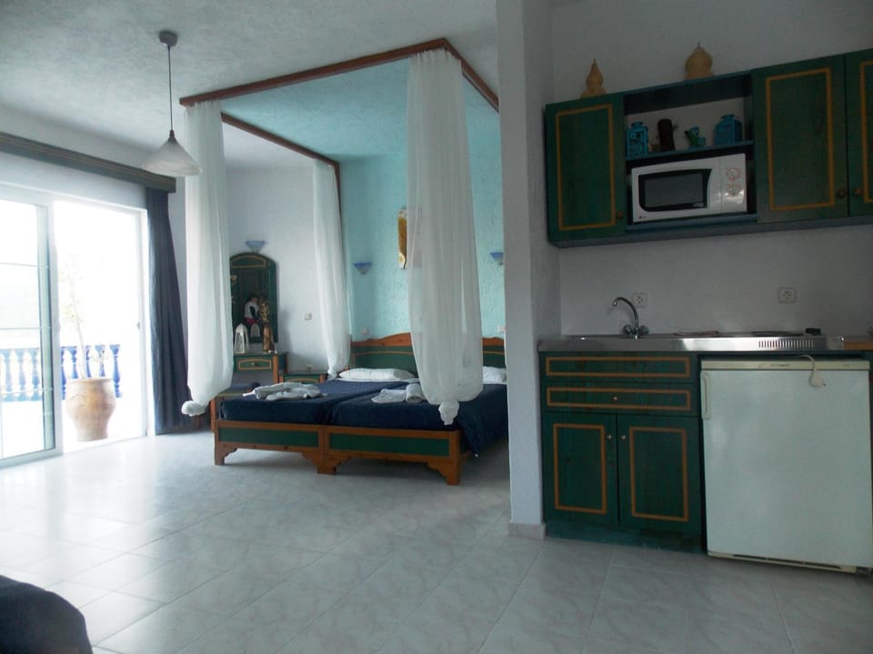 Bed, Kitchen or kitchenette