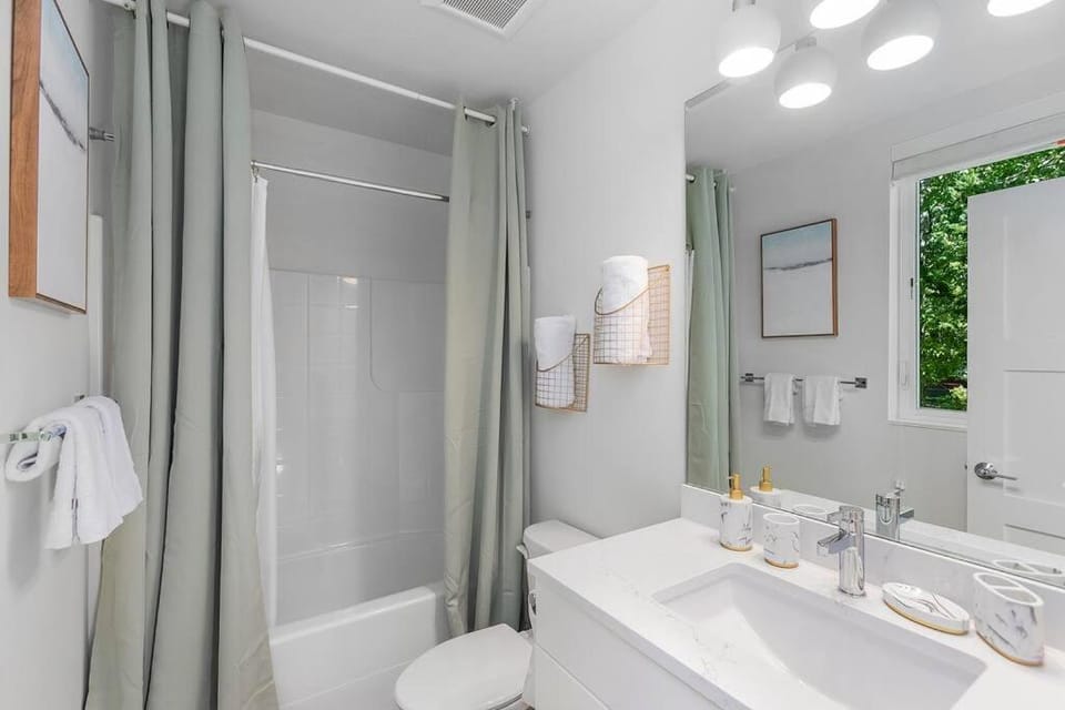 Ringo's Sweet Suite - 84 Walkscore Apartment in Seattle