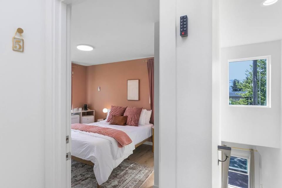 Elvis's Sweet Suite - 84 Walkscore Apartment in Seattle