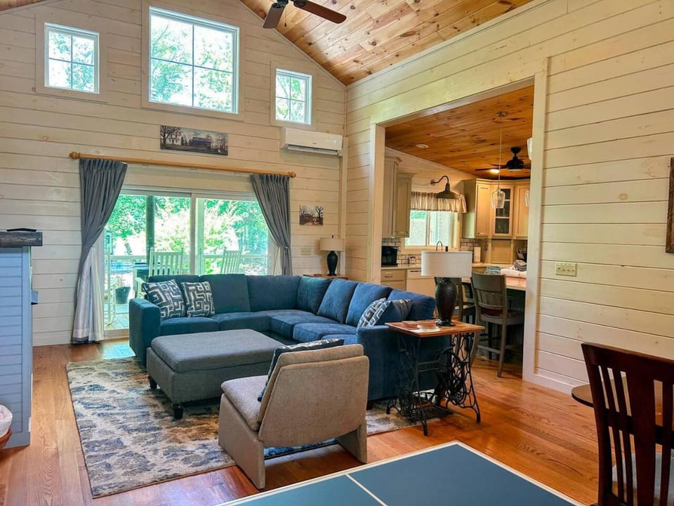Creekside Quarters, Modern Farmhouse, Deep Creek your Backyard Oasis, Hot Tub, Covered Porch, Ping Pong, Fire Pit, Outdoor Games, Close to Town & Entrance to National Park House in Swain County