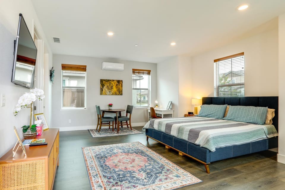 3 Mi to Golf & Shopping: Cozy Roseville Studio Apartment in Roseville