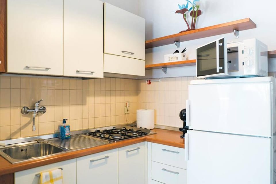 Kitchen or kitchenette, minibar, oven, stove