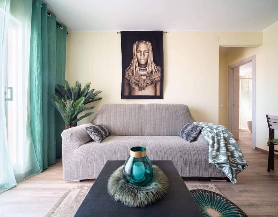 Living room, Photo of the whole room, Decorative detail, Seating area