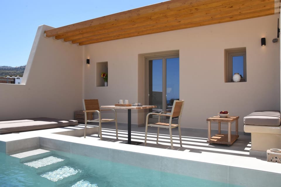 Property building, Patio, Balcony/Terrace