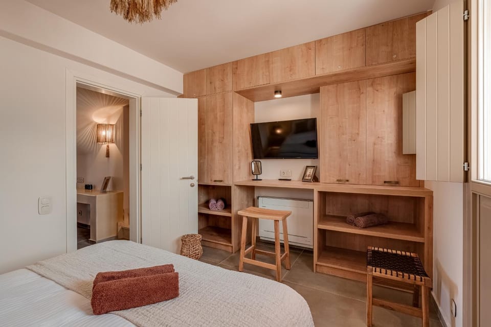 Bed, TV and multimedia, Bedroom