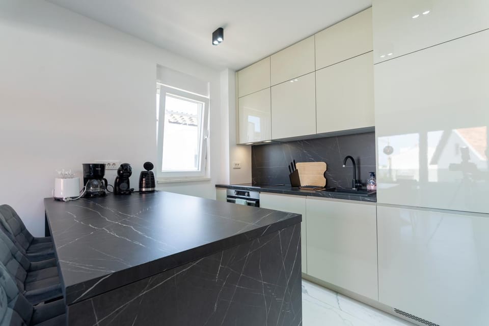 Coffee/tea facilities, microwave, oven, stove, kitchen