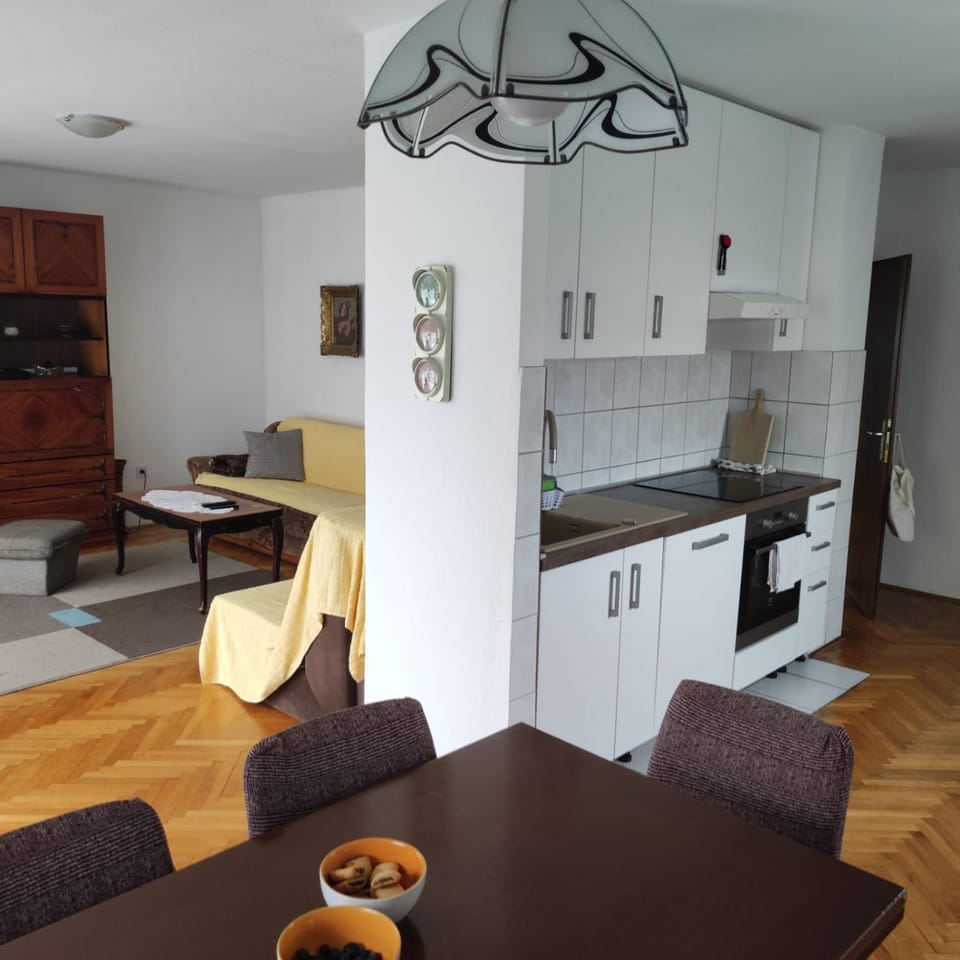 Kitchen or kitchenette, Dining area, pet friendly, stove