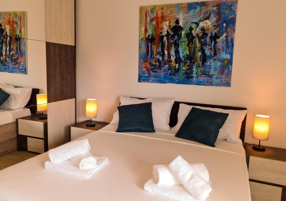 Bed, Photo of the whole room, Decorative detail, Bedroom