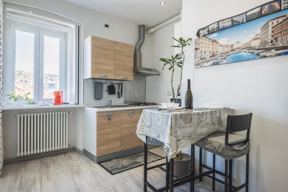 Kitchen or kitchenette, Dining area, minibar, stove