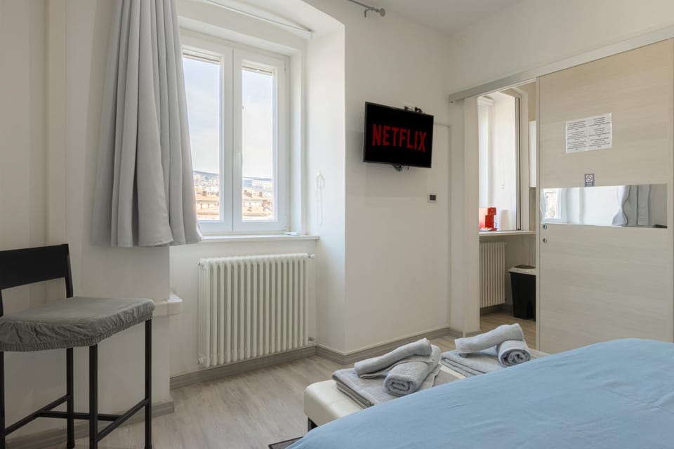 Bed, TV and multimedia, Photo of the whole room, Bedroom, hair dresser, towels