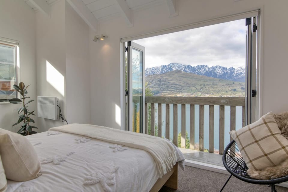 Lake & mountain view home in CBD House in Queenstown