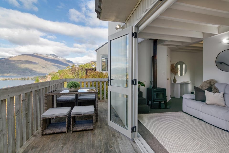 Lake & mountain view home in CBD House in Queenstown