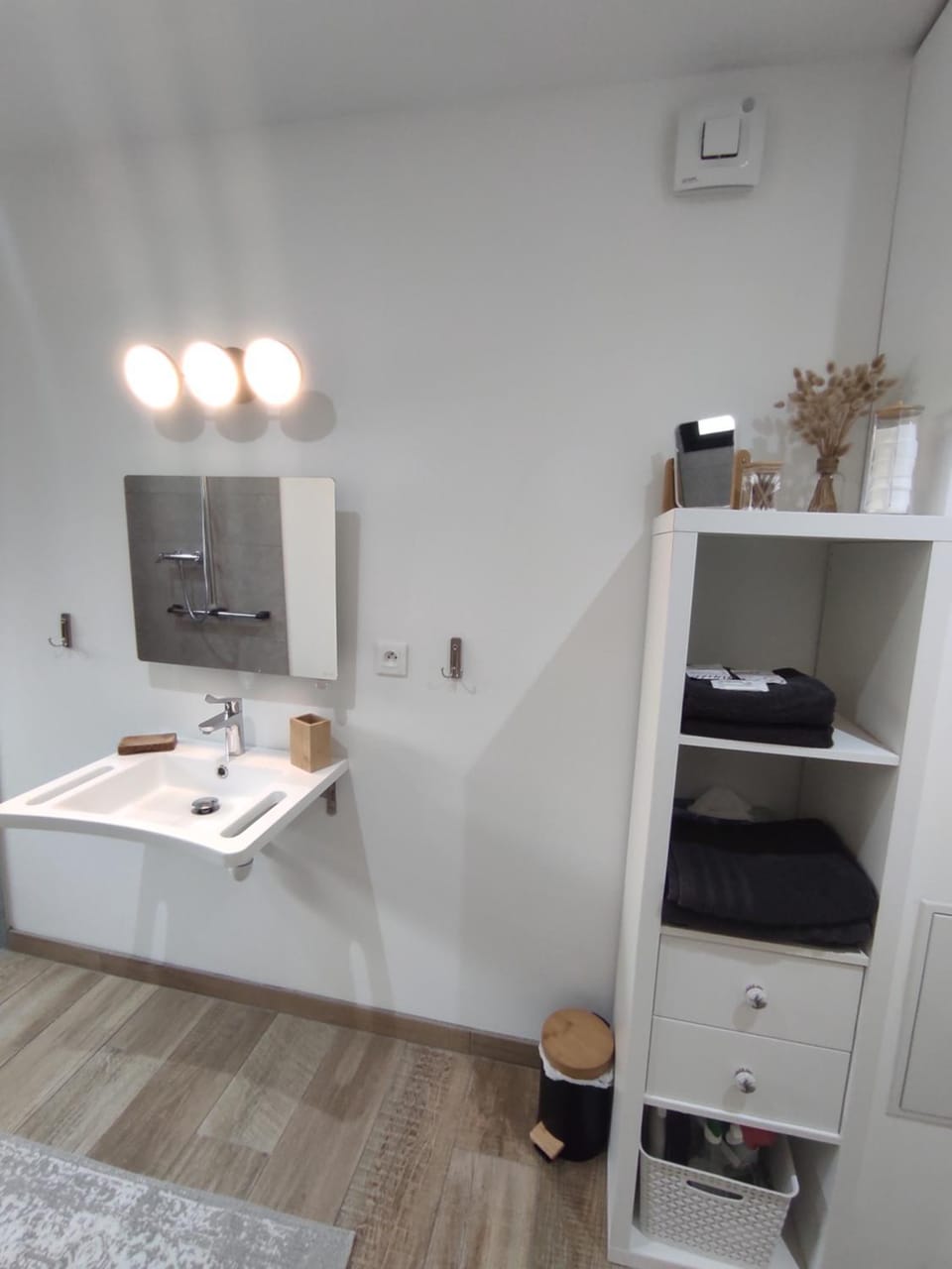 Shower, Bathroom, towels, acessibility