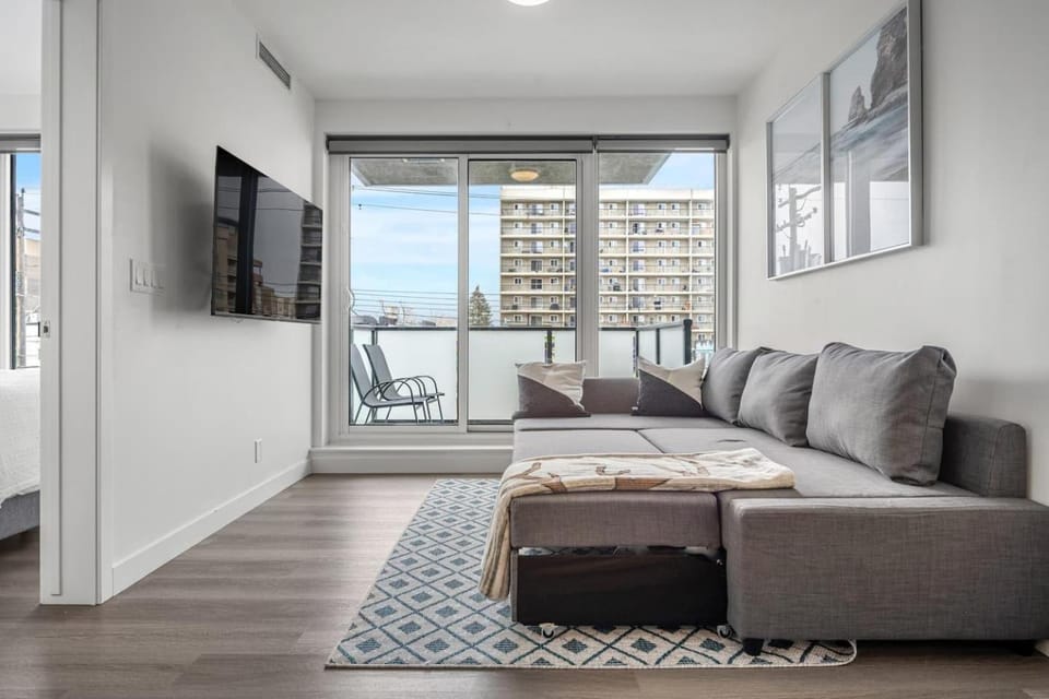 Stylish Serenity 1BR Kensington Condo wParking House in Calgary