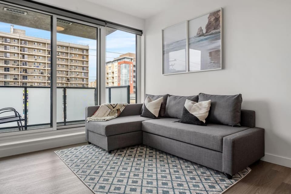 Stylish Serenity 1BR Kensington Condo wParking House in Calgary