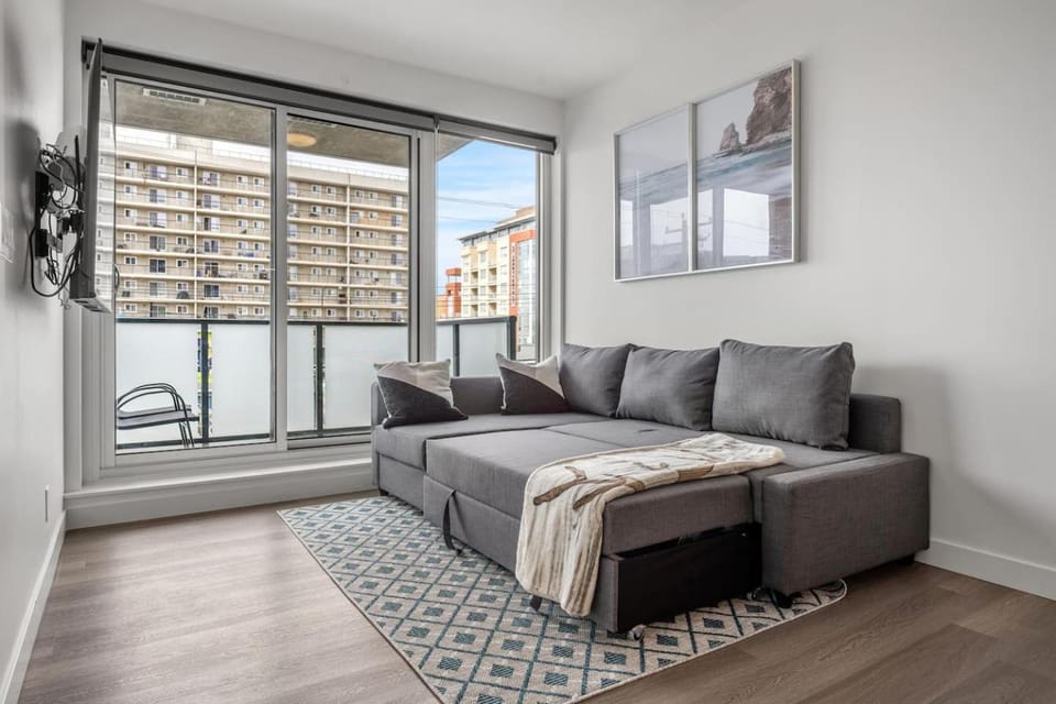 Stylish Serenity 1BR Kensington Condo wParking House in Calgary