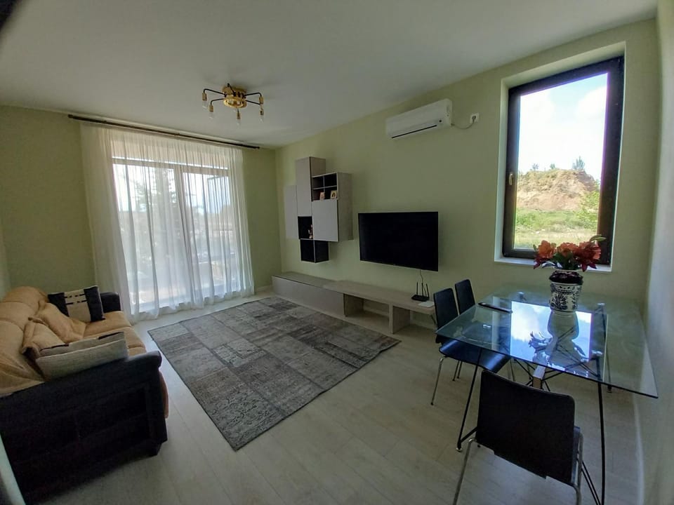 Communal lounge/ TV room, TV and multimedia, Living room, Dining area, air conditioner