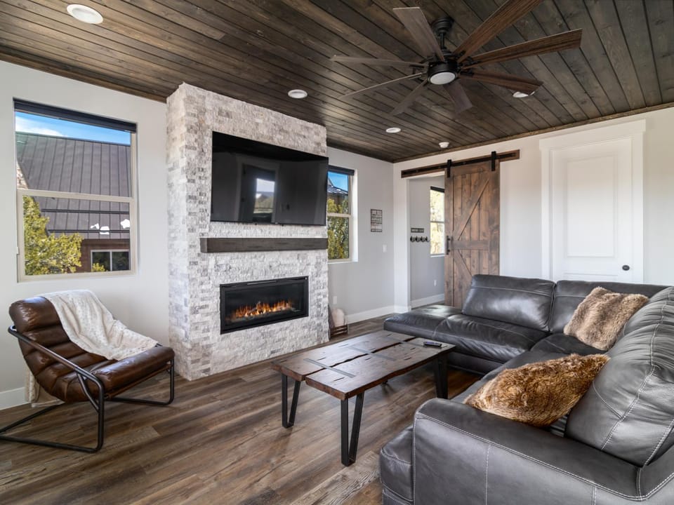 TV and multimedia, Living room, Seating area, fireplace, flat iron