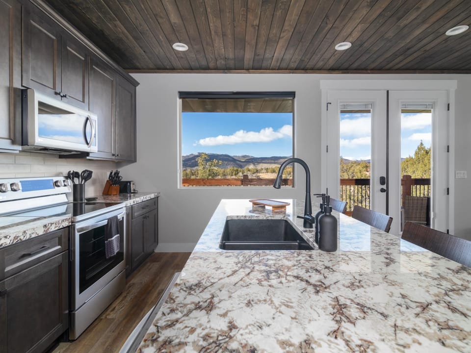 Kitchen or kitchenette, Mountain view, minibar, stove
