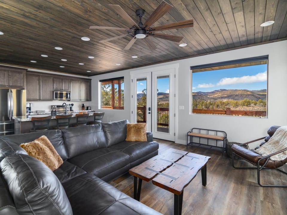 Kitchen or kitchenette, Living room, Seating area, Dining area, fireplace