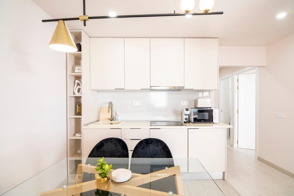 Coffee/tea facilities, Decorative detail, Dining area, minibar, washing machine, kitchen