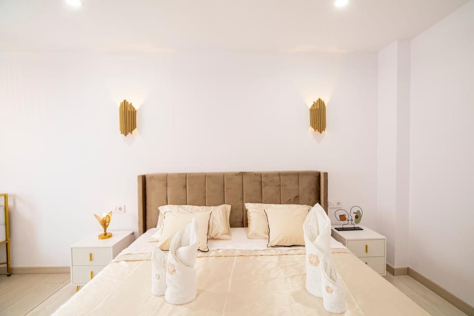 Bed, Photo of the whole room, Bedroom, towels