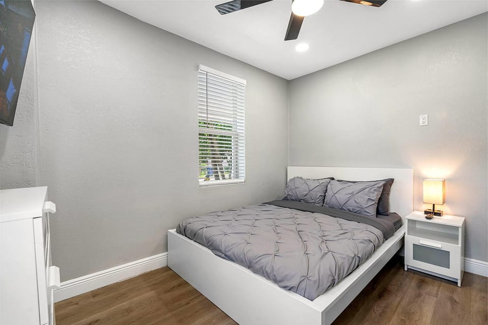 Remodeled 3BR, 6 Min to Busch Gardens Fenced Yard, Monthly Stays Welcome House in Tampa