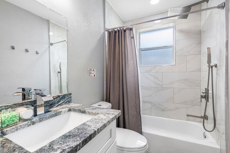 Cozy & Fully Remodeled Home in the Heart of Tampa! House in Tampa