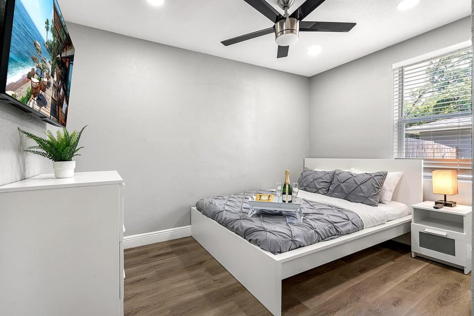 Remodeled 3BR, 6 Min to Busch Gardens Fenced Yard, Monthly Stays Welcome House in Tampa