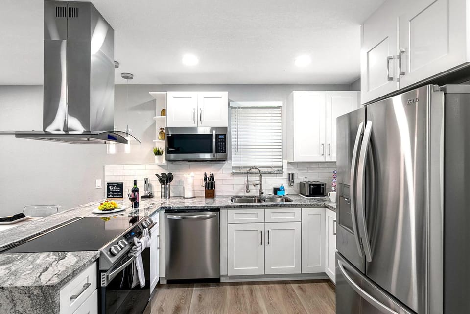 Remodeled 3BR, 6 Min to Busch Gardens Fenced Yard, Monthly Stays Welcome House in Tampa