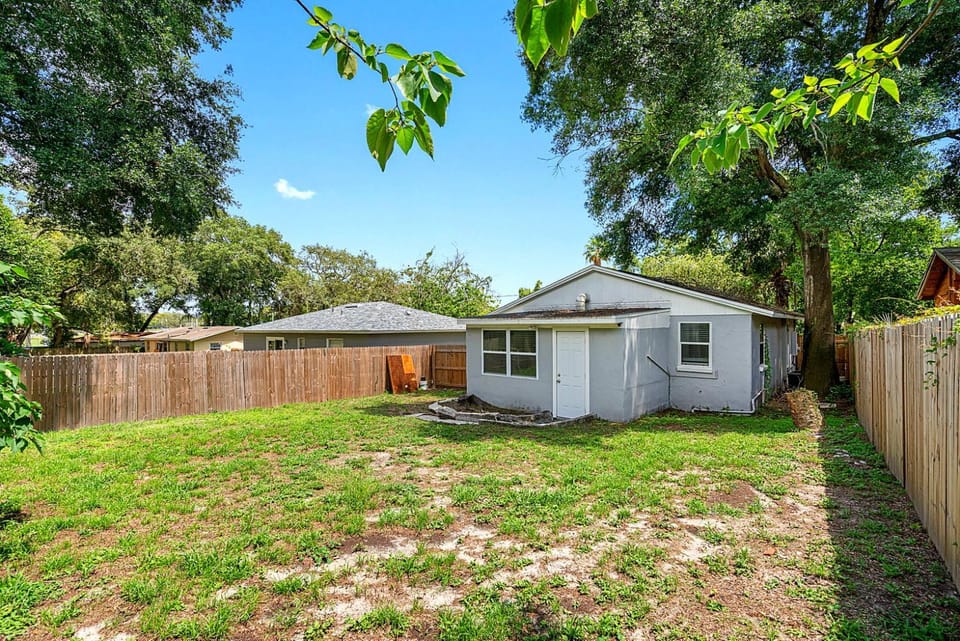 Remodeled 3BR, 6 Min to Busch Gardens Fenced Yard, Monthly Stays Welcome House in Tampa