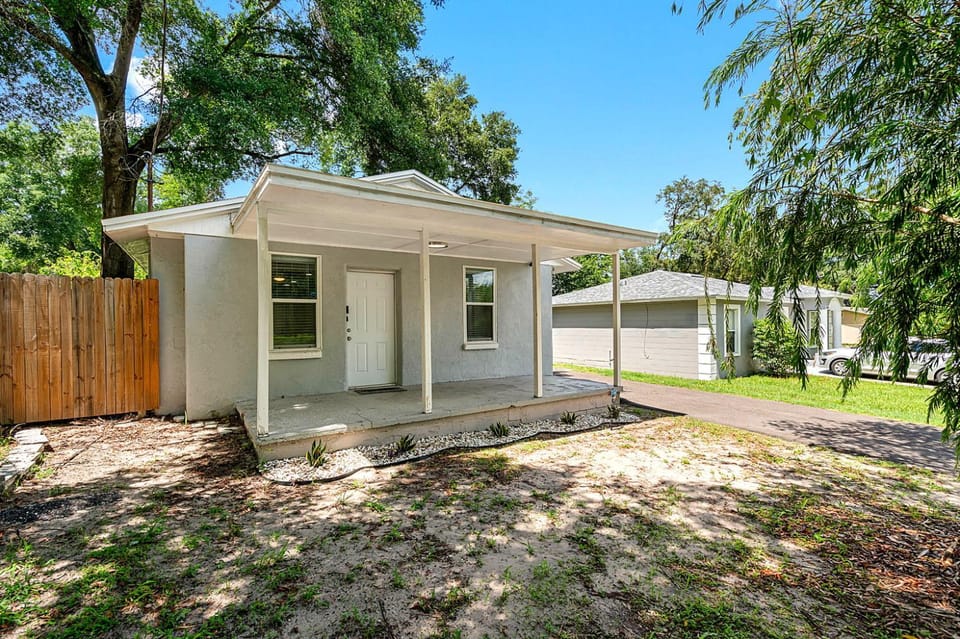 Remodeled 3BR, 6 Min to Busch Gardens Fenced Yard, Monthly Stays Welcome House in Tampa
