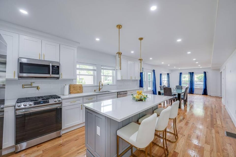 Modern Red Door Haven +5mins to Boston Apartment in Milton