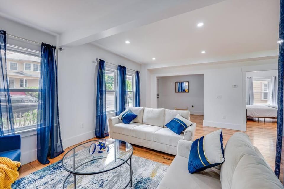 Modern Red Door Haven +5mins to Boston Apartment in Milton